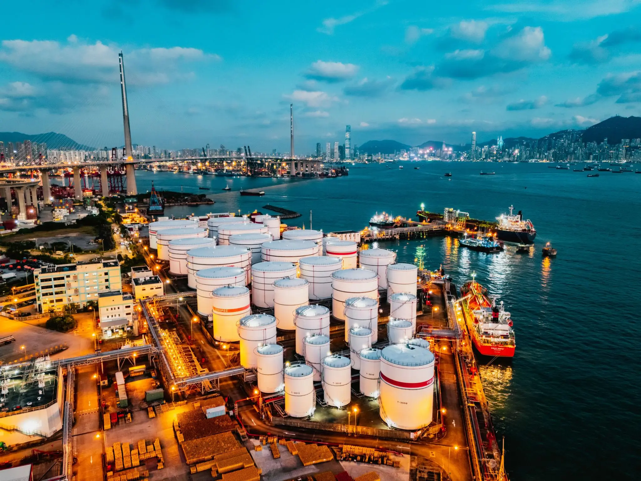 Oil Prices Fall as Iran Reports Dozens of Vessels Crossing the Strait of Hormuz